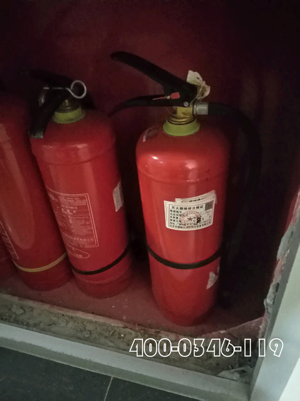 住宅樓內(nèi)堆放垃圾自然引起火災(zāi)物業(yè)承擔(dān)什么責(zé)任？